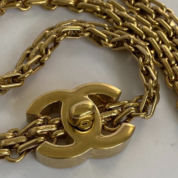 CHANEL Turnlock Necklace CC Autumn 2009 Gold Tone Authenticated - Picture 8 of 16
